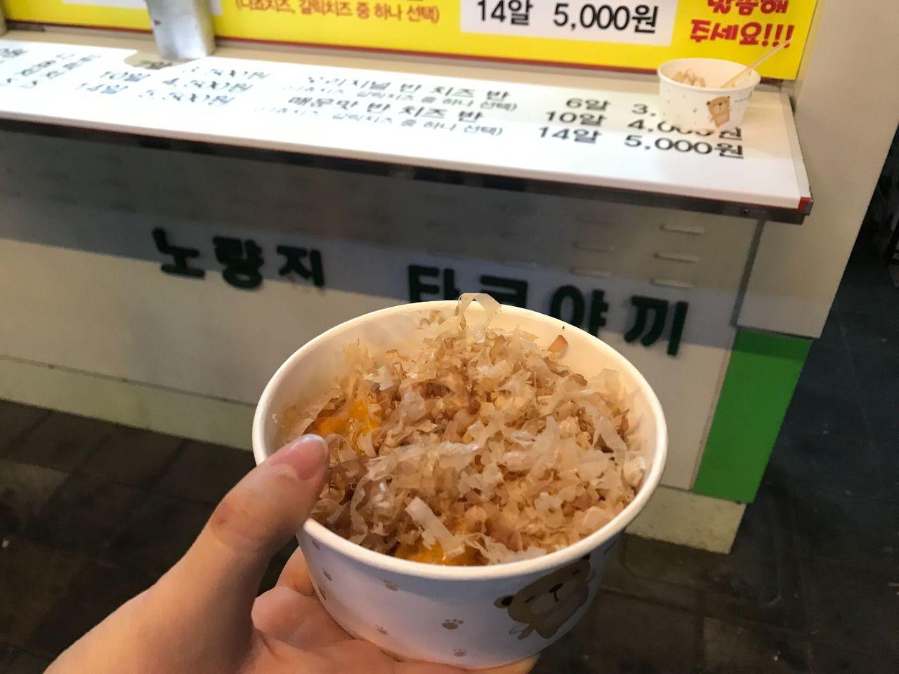  Noryangjin Cupbap Street Street that has numerous cheap and delicious food stalls. You can have a full meal with just ₩3,000!